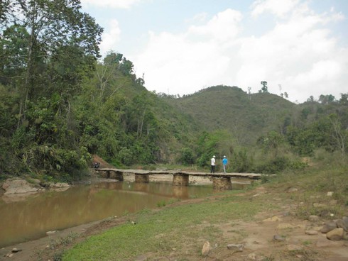Cô giáo chui túi nilon qua suối: “Xin đừng chê người miền núi” - ảnh 1