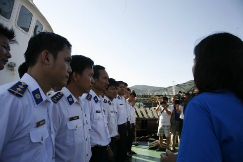 Mang theo '4 vết thương', tàu Cảnh sát biển 2016 trở về an toàn - ảnh 3