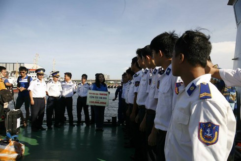 Mang theo '4 vết thương', tàu Cảnh sát biển 2016 trở về an toàn - ảnh 4