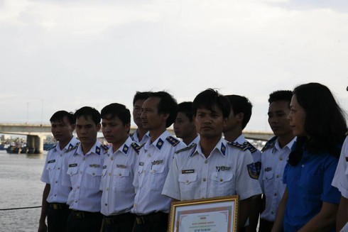 Mang theo '4 vết thương', tàu Cảnh sát biển 2016 trở về an toàn - ảnh 2