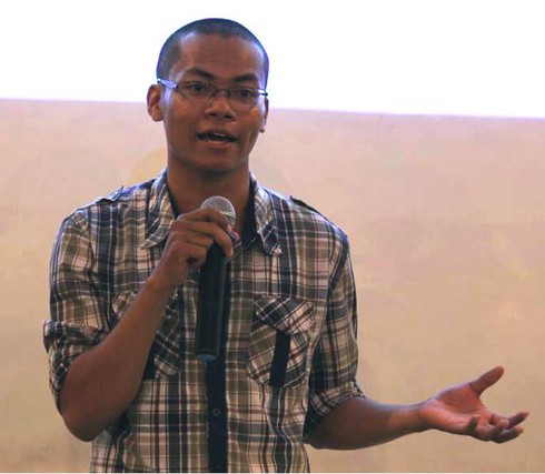 “Ai bảo ngồi lên sách là vô văn hóa, người đó mới...không văn hóa