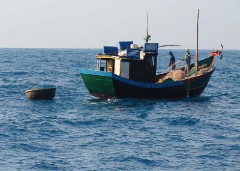 Cứu nạn thành công 3 thuyền viên trên biển - ảnh 1