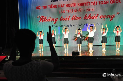 Xúc động tiếng hát người khuyết tật - ảnh 6