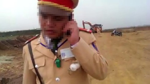 Video CSGT vào công trường kiểm tra: Có đúng luật không? - ảnh 1