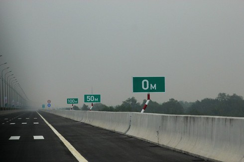 Không giữ khoảng cách an toàn, bị CSGT phạt, có đúng không? - ảnh 1