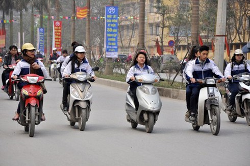 Mấy xe chạy dàn hàng ngang thì bị phạt? - ảnh 1
