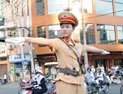 Không chấp hành hiệu lệnh của CSGT bị phạt như thế nào? - ảnh 1