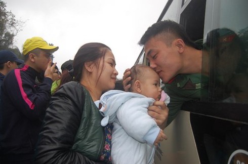 Thân nhân hạ sĩ quan, binh sĩ tại ngũ được hưởng ưu đãi gì? - ảnh 1