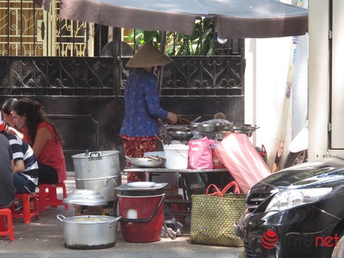 Bạn đọc hỏi: Tôi đang bán phở nhưng chưa đăng ký kinh doanh... có bị khởi tố? - ảnh 1