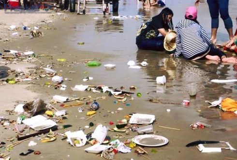Rác ngập ngụa Quất Lâm: “Việc này là quá tầm của Ban Quản lý