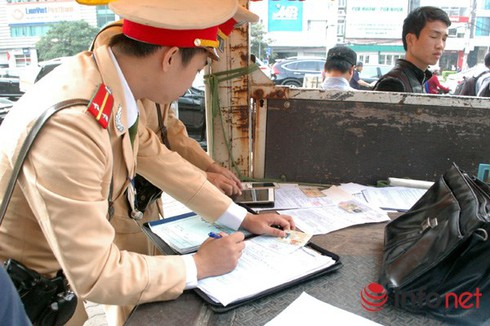 Xử phạt tại chỗ vi phạm giao thông: Liệu có phát sinh tiêu cực? - ảnh 1