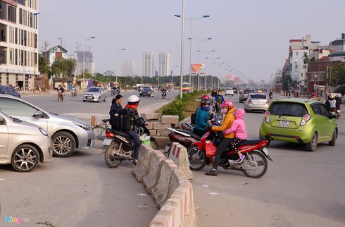 Phạt đến 1.200.000 đồng, nếu lái xe ô tô trên vỉa hè - ảnh 1