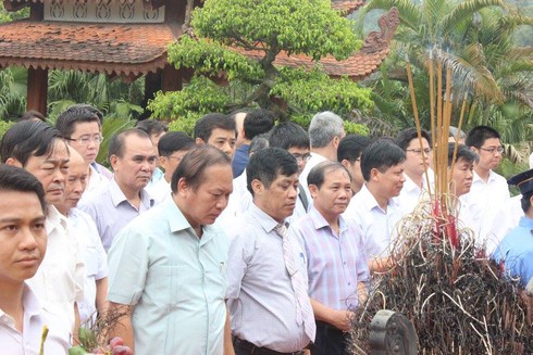 Bộ trưởng Trương Minh Tuấn dâng hương tưởng niệm Bác Hồ tại ATK Định Hóa - ảnh 1
