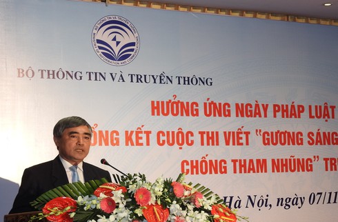 Trao giải cuộc thi viết “Gương sáng trong đấu tranh phòng chống tham nhũng” - ảnh 1