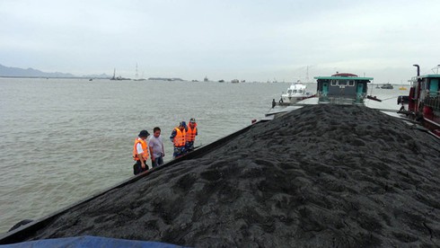 Cảnh sát biển bắt giữ hơn 1000 tấn than không rõ nguồn gốc - ảnh 1