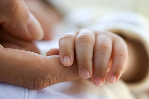 Nhận con nuôi như thế nào để không rơi vào hành vi buôn người? - ảnh 1