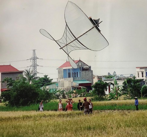 Làng làm diều sáo: Tận hưởng hình ảnh của làng làm diều sáo truyền thống với những chiếc diều vô cùng độc đáo và tinh tế. Đây là cơ hội để bạn khám phá thêm về nét văn hóa đặc trưng của Việt Nam.