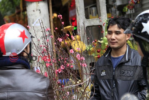 Hà Nội: Đào, hoa ra phố ngày Rằm tháng Chạp - ảnh 7