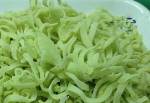 Cách làm mứt dừa lá dứa đẹp mắt, lạ miệng - ảnh 1