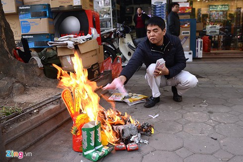 Muôn kiểu thả cá chép tiễn Táo quân - ảnh 13