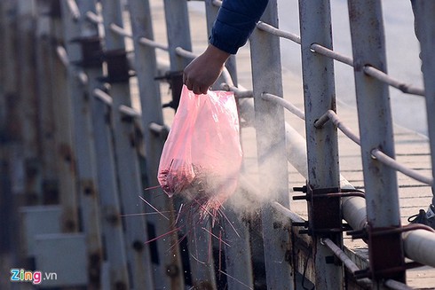 Muôn kiểu thả cá chép tiễn Táo quân - ảnh 6