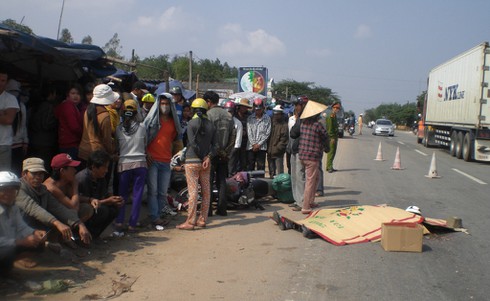 Về quê ăn Tết, đau đớn vợ tử nạn trước mặt chồng - ảnh 1