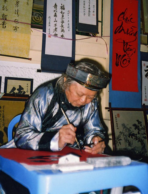 Xuôi phố Bà Triệu, nhớ người “bày mực tàu giấy đỏ” - ảnh 1