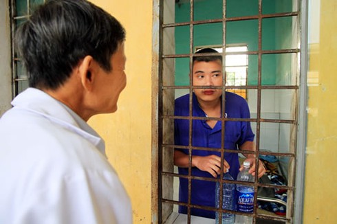 Những người ăn Tết với... người điên - ảnh 1