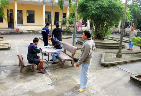 Những người ăn Tết với... người điên - ảnh 2