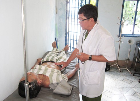 Những bác sỹ chưa từng có quà: Giữ gìn sức khỏe cho... tù nhân - ảnh 1