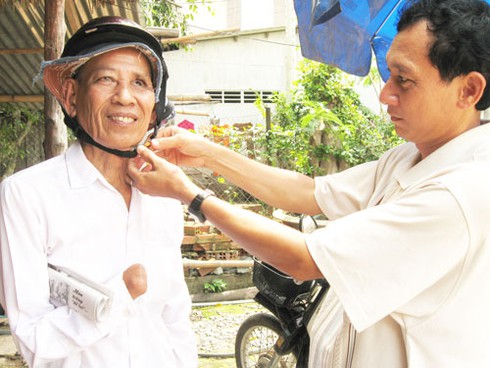 Ông Tám cụt tay nuôi nhiều trẻ nghèo vào đại học - ảnh 1