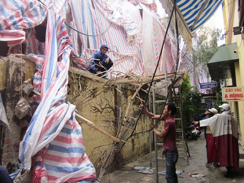 'Bom' rơi giữa phố cổ Hà Nội - ảnh 1