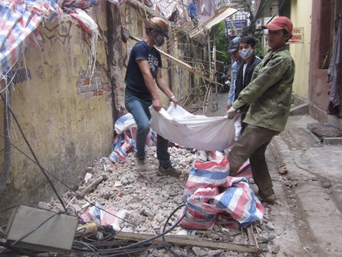 'Bom' rơi giữa phố cổ Hà Nội - ảnh 2