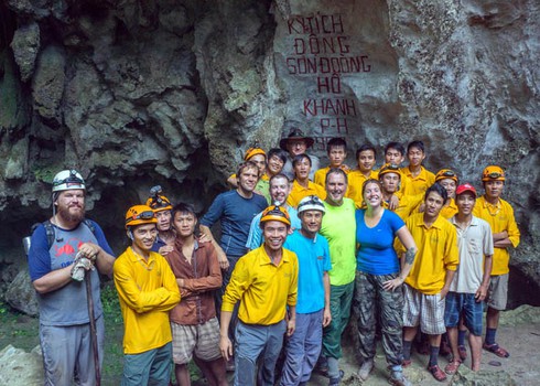 Chuyện những người gùi hàng vào... hang đá! - ảnh 1