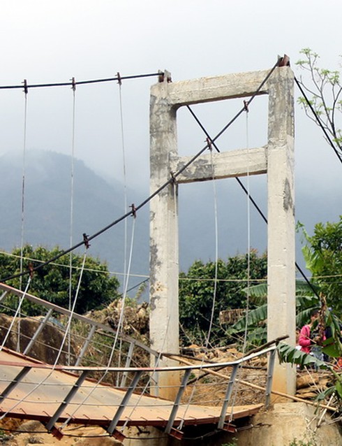 Tin mới vụ sập cầu treo Lai Châu: Trụ cầu chỉ ốp gạch ở ngoài - ảnh 1