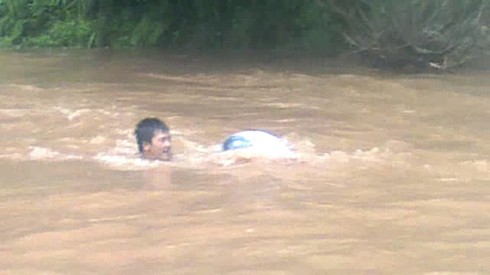 Clip cô giáo chui vào túi ni-lông để qua suối tới trường ở Điện Biên - ảnh 1