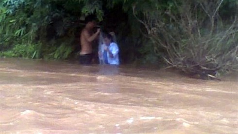 Clip cô giáo chui vào túi ni-lông để qua suối tới trường ở Điện Biên - ảnh 2