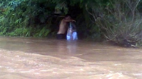 Clip cô giáo chui vào túi ni-lông để qua suối tới trường ở Điện Biên - ảnh 3