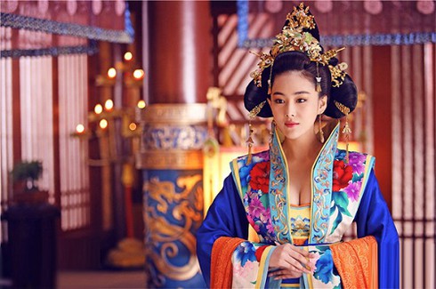 Võ Tắc Thiên gây sốt với dàn mỹ nhân gợi cảm - ảnh 2