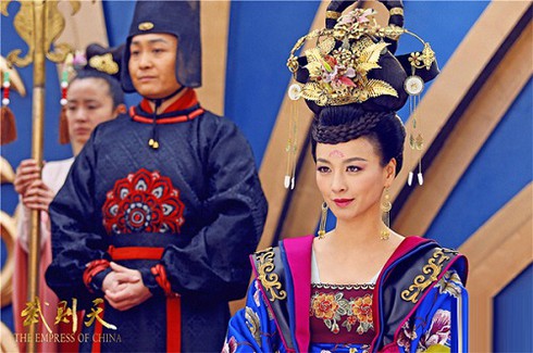 Võ Tắc Thiên gây sốt với dàn mỹ nhân gợi cảm - ảnh 3