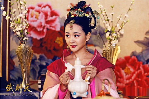 Võ Tắc Thiên gây sốt với dàn mỹ nhân gợi cảm - ảnh 4