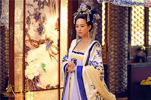 Võ Tắc Thiên gây sốt với dàn mỹ nhân gợi cảm - ảnh 5