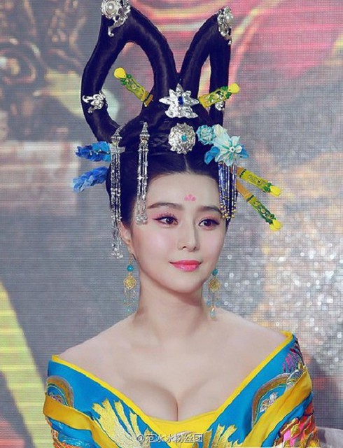 Võ Tắc Thiên gây sốt với dàn mỹ nhân gợi cảm - ảnh 9