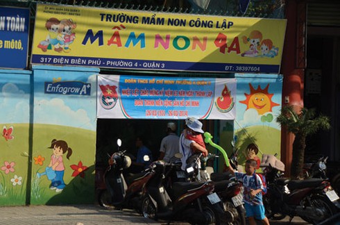 Nghi vấn bé 2 tuổi sáng đi học lành lặn, chiều về… gãy xương đòn - ảnh 1