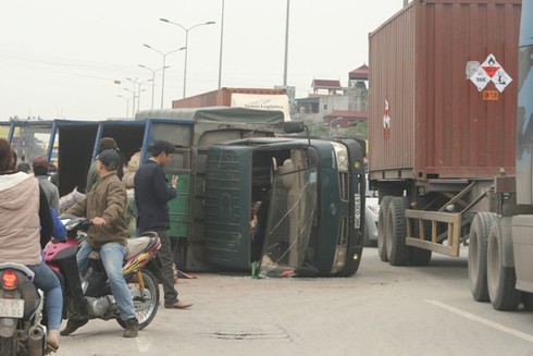 Lật xe giữa quốc lộ, một học sinh trọng thương - ảnh 1