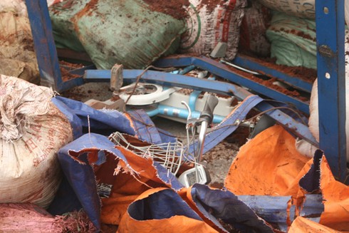 Lật xe giữa quốc lộ, một học sinh trọng thương - ảnh 2