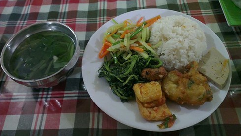 Quán cơm chay từ thiện 5000 đồng trên đất Cảng - ảnh 2