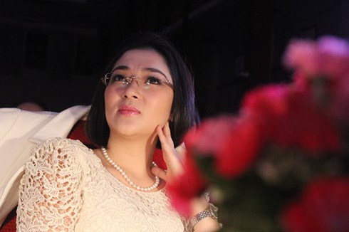 Hoa hậu Nguyễn Thị Huyền trẻ trung và quyến rũ trong vai trò mới - ảnh 4