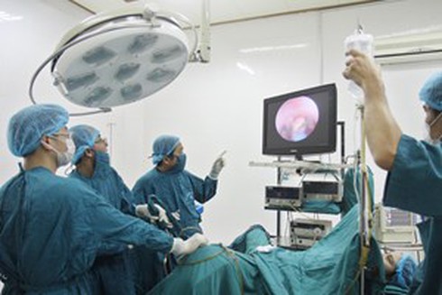 Một bệnh nhân tử vong khi phẫu thuật nội soi tán sỏi - ảnh 1