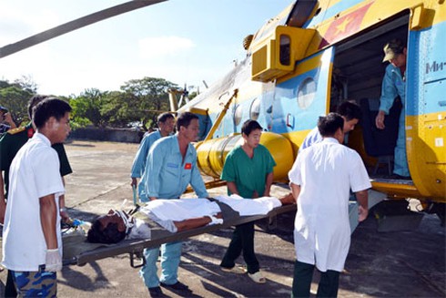 Trực thăng Mi-171 bay ra Trường Sa cấp cứu ngư dân kịp thời - ảnh 1